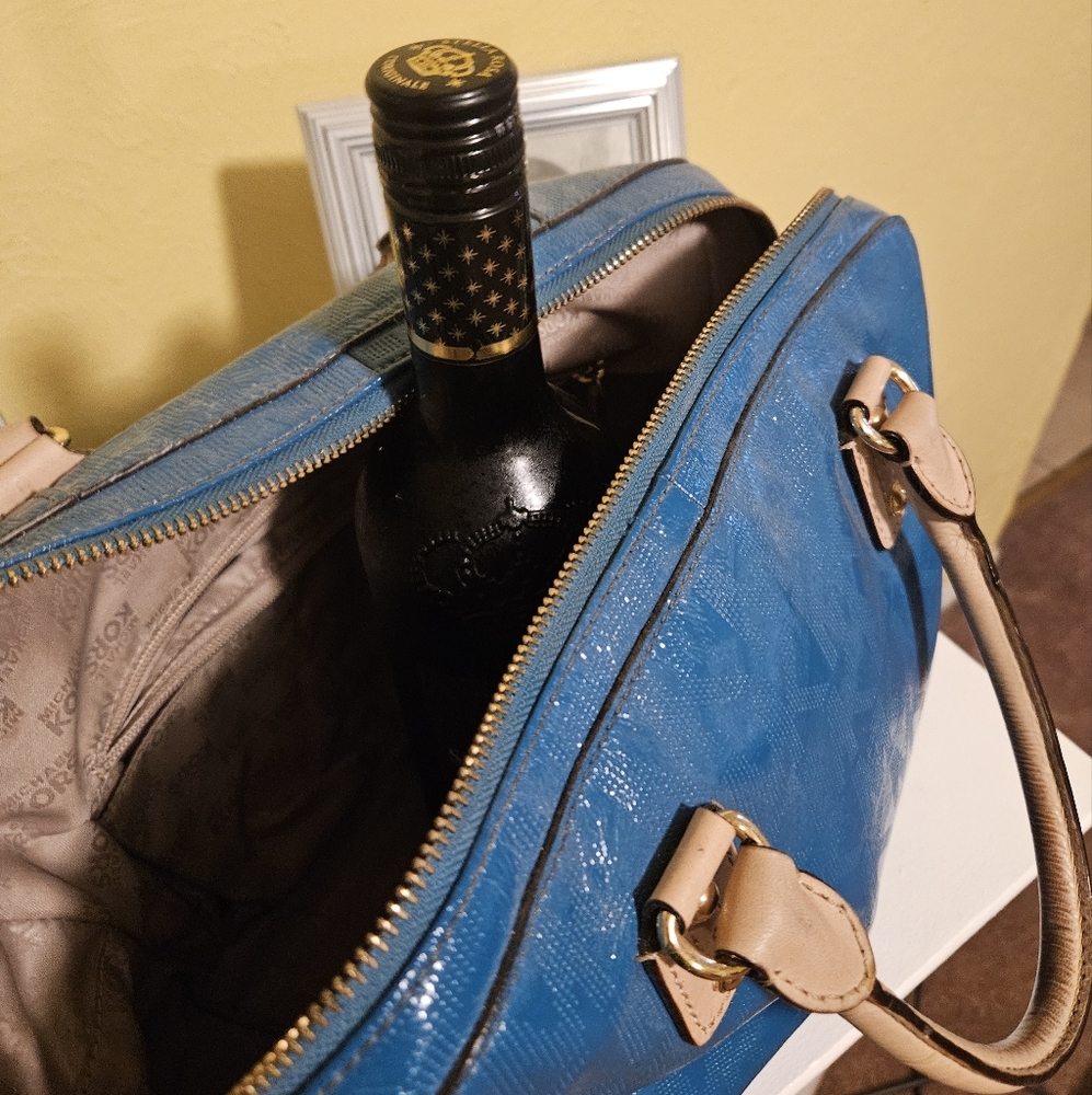 MK Large bag. Slightly used, still in good shape.